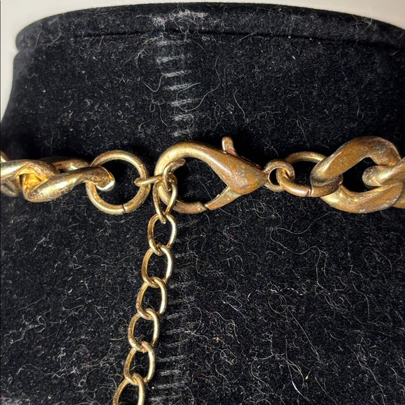 Elegant Gold Tone Chunky  Charm Necklace with Fun Dangle Charms 17” with ext - Picture 6 of 7